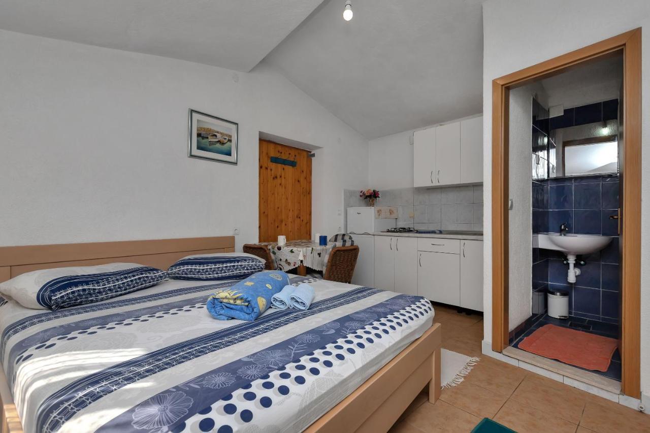 Apartments Nikola Bogomolje エクステリア 写真